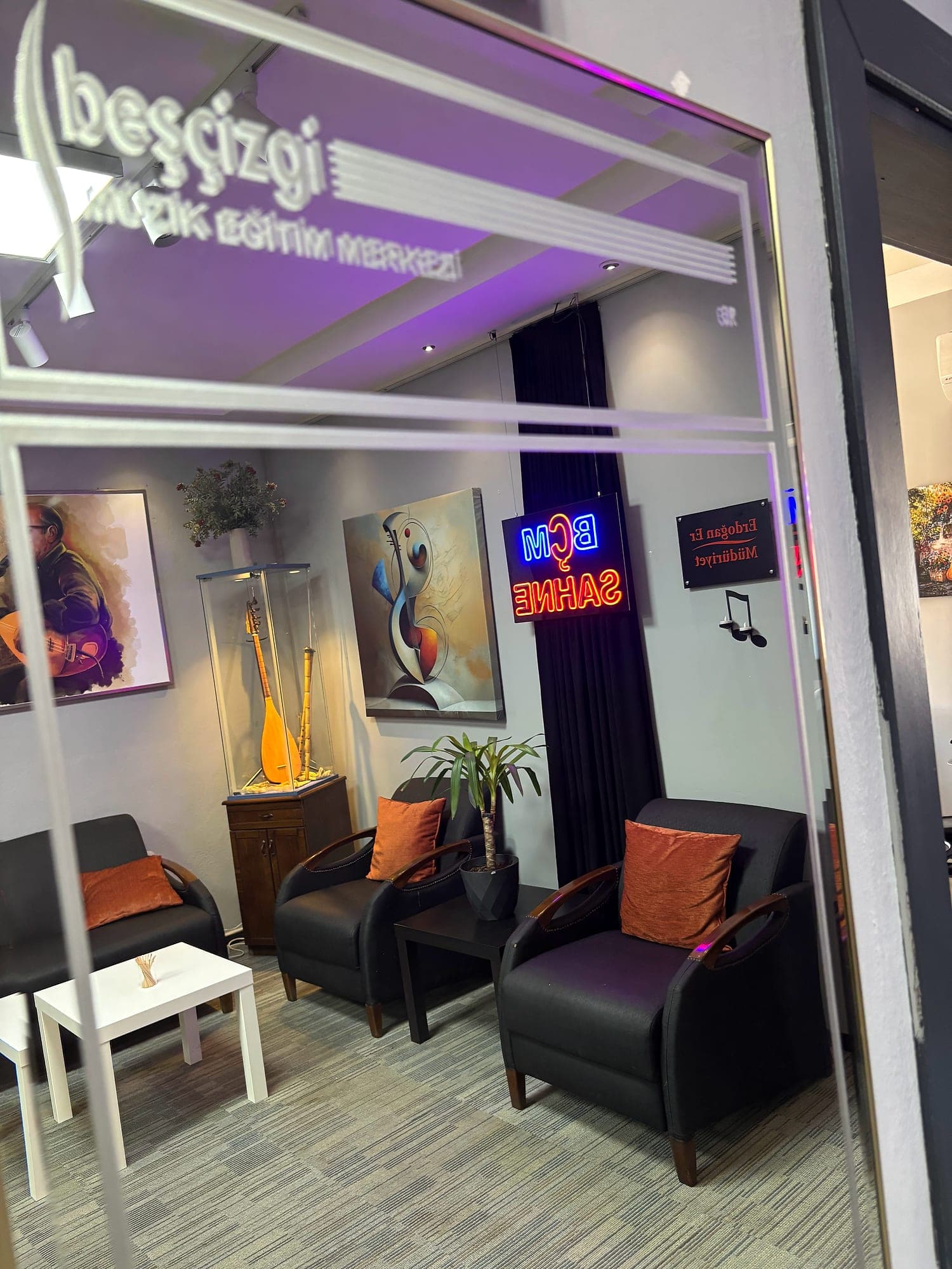 beşçizgi neon logosu ve giriş bekleme alanı