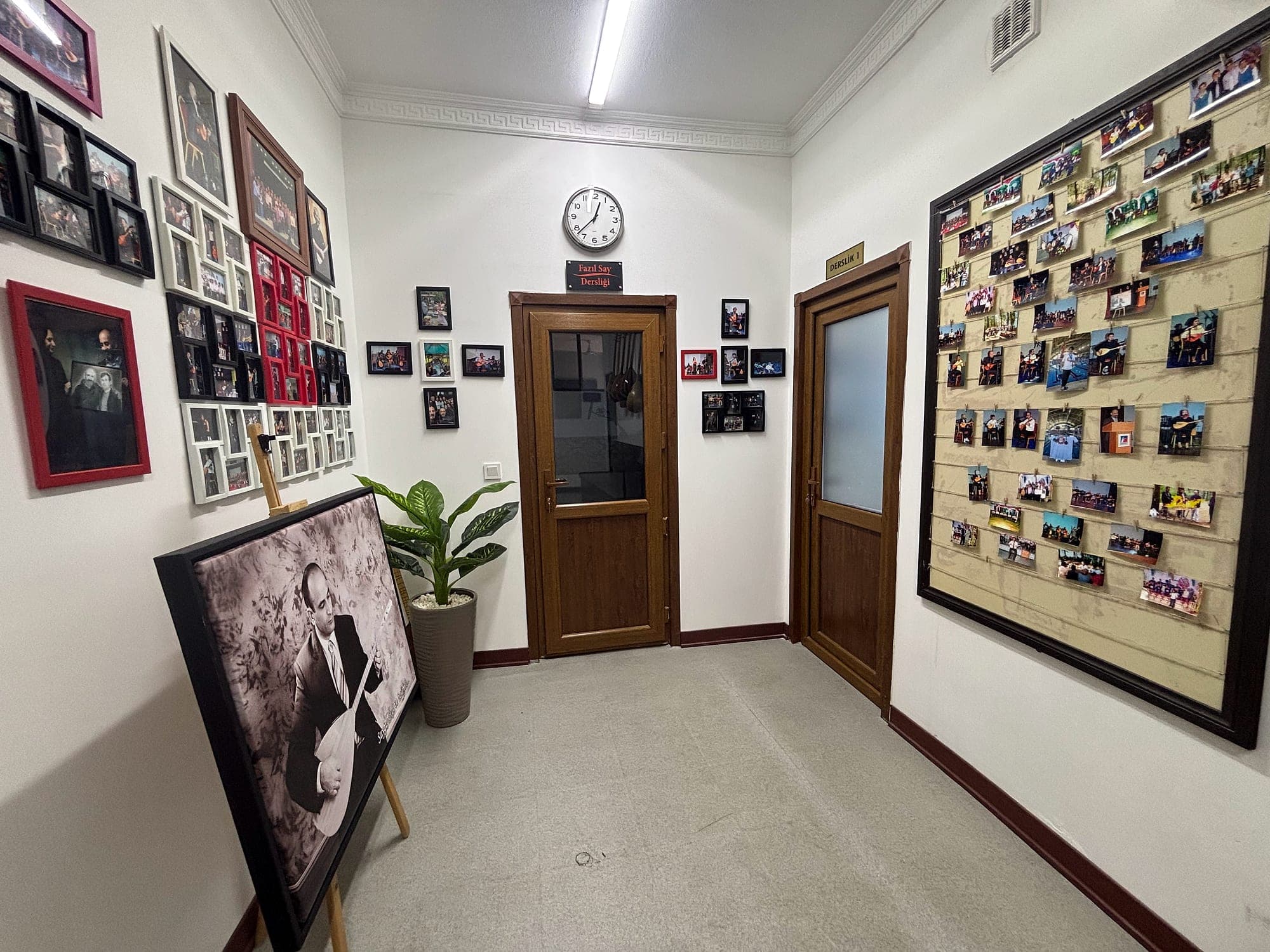 Öğrenci fotoğraflarının sergilendiği koridor