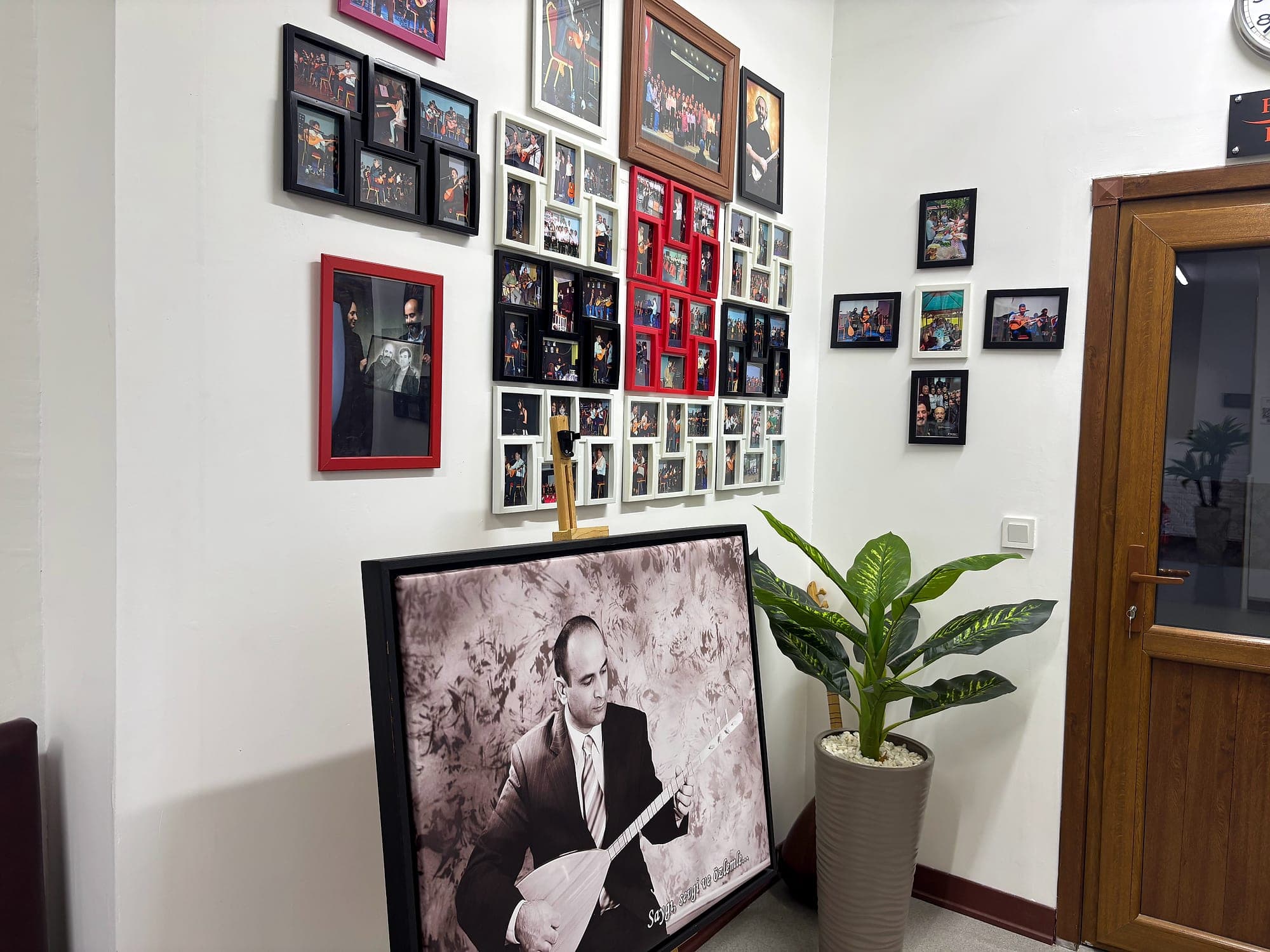 Anı duvarı ve Atatürk portresi