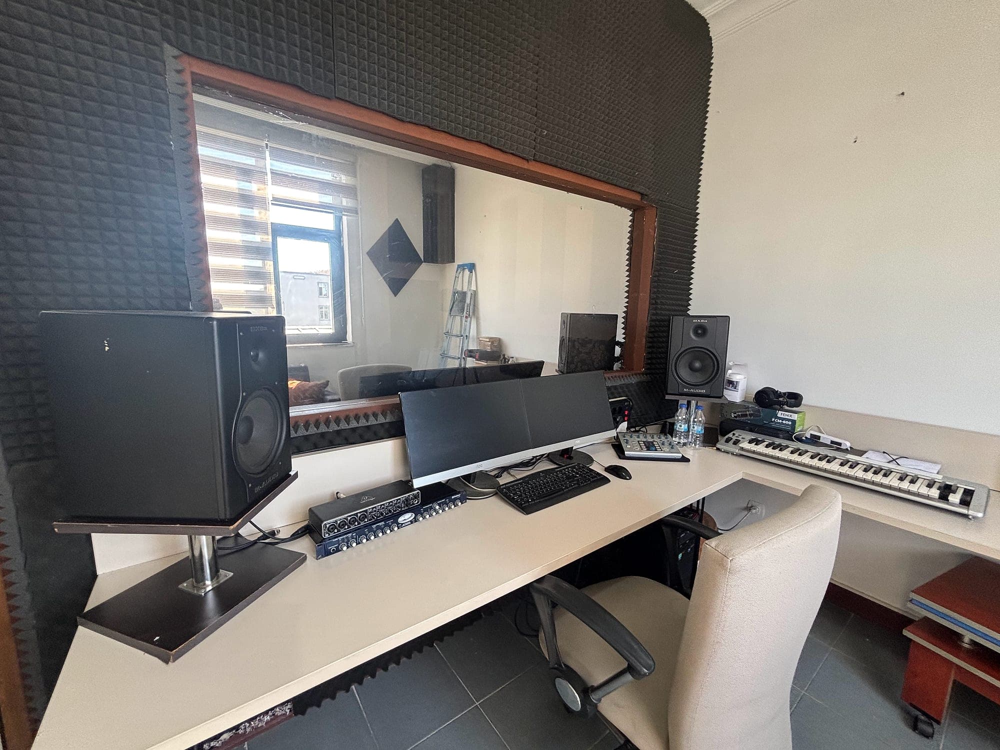 Kayıt stüdyosu kontrol odası — stüdyo monitörleri ve klavye